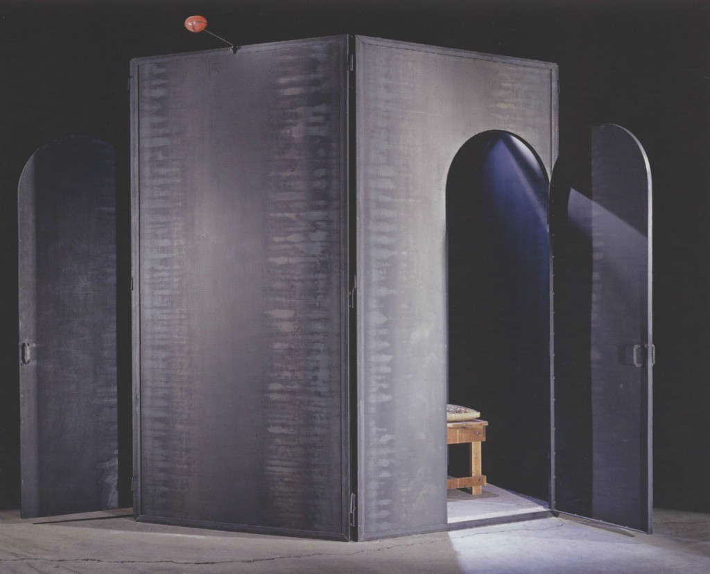 Луиз Буржуа. The Confessional. 2001. (BOUR-4890) 246,4 х 226,1 х 198,1, сталь, дерево, стекло, гобелен, ткань, металл. Коллекция The Easton Foundation