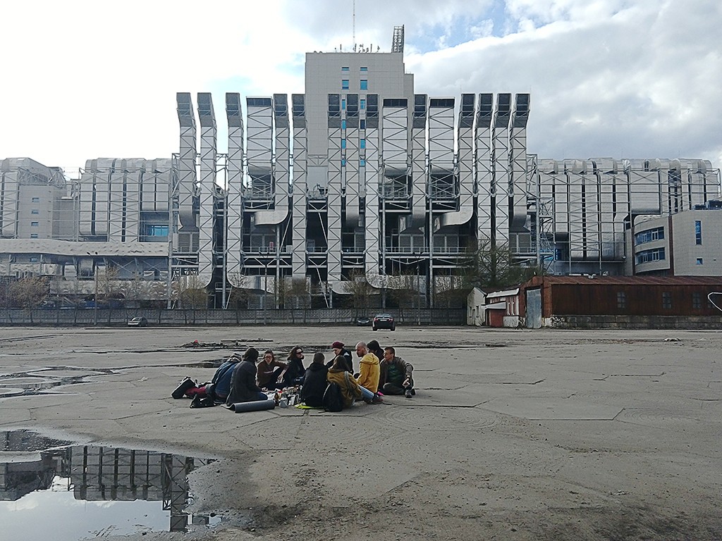 Группировка eeefff. Пикник возле дата-центра. Фотодокументация. 2016 // Фото: eeefff.org