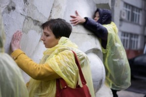 Файен д’Эви (при участии Софи Такáч и Ирины Поволоцкой). Перформанс «Пролог к соприкосновению с работами Вадима Сидура». 2016 // Москва, музей Вадима Сидура, 2016 // Фото: Евгения Чапайкина, V-A-C