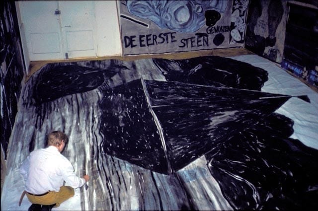 Одна из первых выставок в пространстве V2_ Лаборатория нестабильных медиа: "Помощь Голландии", участники Барт Домбург (Bart Domburg), Алекс Андриатсенс (Alex Adriaansens) и Джок Брауэр (Joke Brouwer). Роттердам, март 1982 года