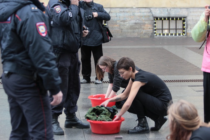 Арт-группы «Родина», «Антивоенное представление», 2015. Исполнение Дарьи Апахончич, Катрин Ненашевой, Анны Боклер 4 ноября в Санкт-Петербурге.