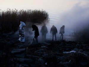 Север-7, "Период огня", сотрудники сжигают объект с выставки "Башни" в костюмах созданных для перформанса "7 самураев" (Арт Проспект, 2014) // Фото: Виктор Юльев