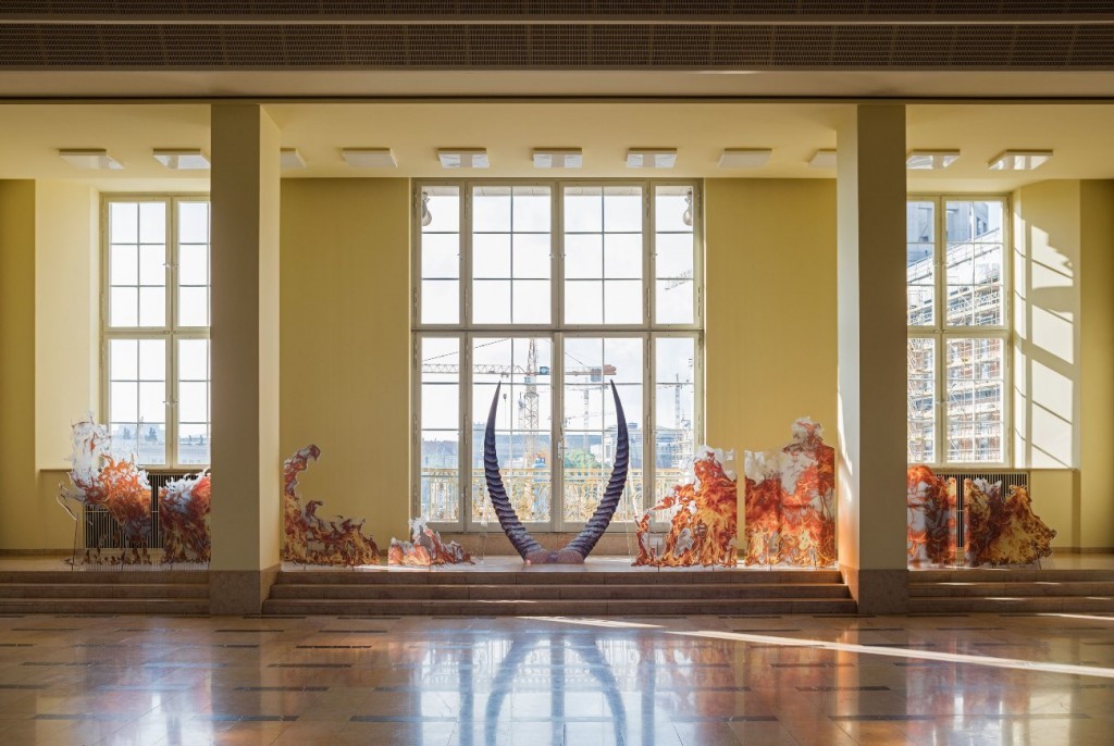 Катя Новичкова. Expansion Curves (fire worship, purple horns), 2016 // Фото: Timo Ohler